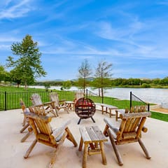 Lakefront Lodge