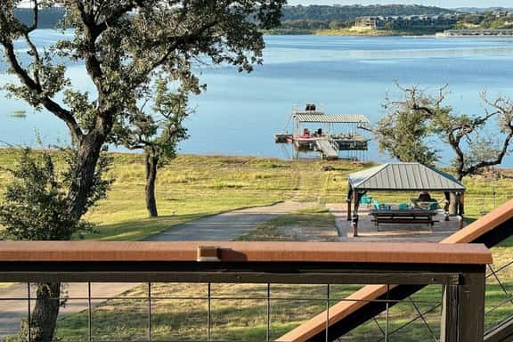 Lakefront Cottage - Image 1