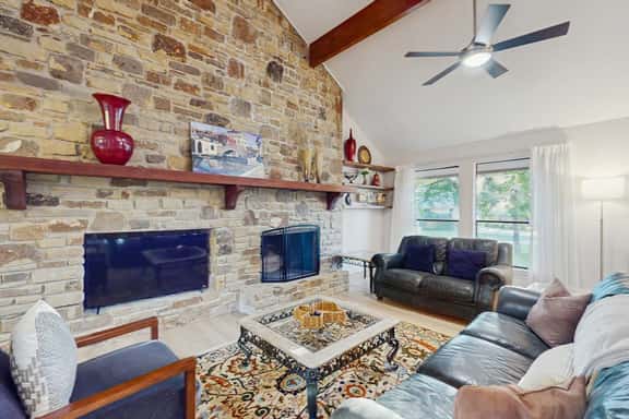 Horseshoe Bay Getaway - Image 1