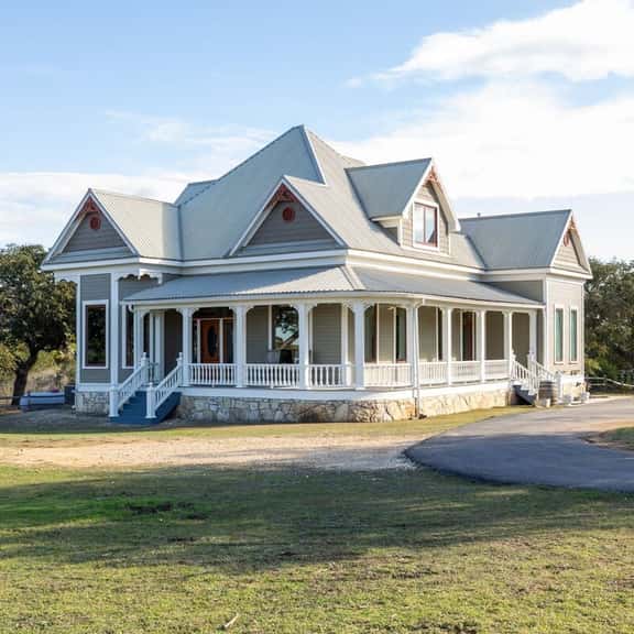 Unique Victorian Home in Llama Ranch - Image 1