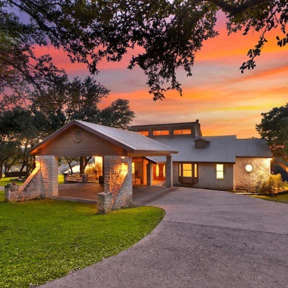 Regal Riverfront Retreat - Image 1