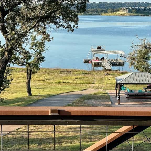 Lakefront Cottage - Image 1
