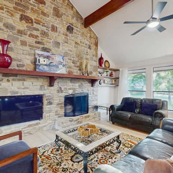 Horseshoe Bay Getaway - Image 1
