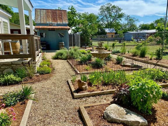 Sunny Charming Retreat: Wine Greenhouse - Image 2