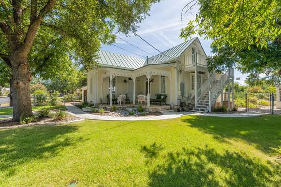 Sunny Charming Retreat: Wine Greenhouse - Image 1