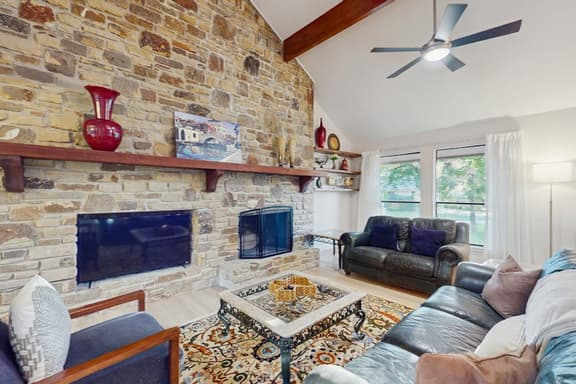 Horseshoe Bay Getaway - Image 1